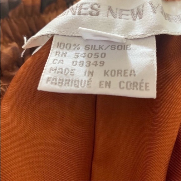 Jones New York women 100% silk skirt size 22
Lined, two side pockets - Picture 3 of 10